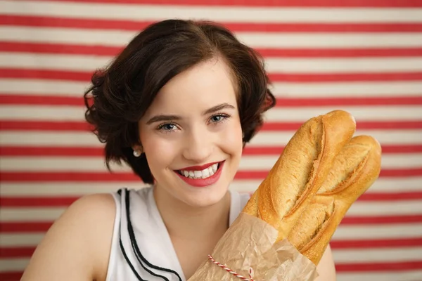 Aantrekkelijke lachende vrouw met stokbrood — Stockfoto