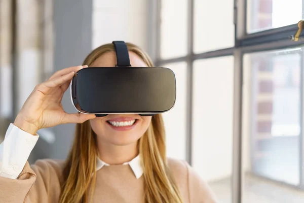 Lächelnde Frau genießt ein vr-Headset-Erlebnis — Stockfoto