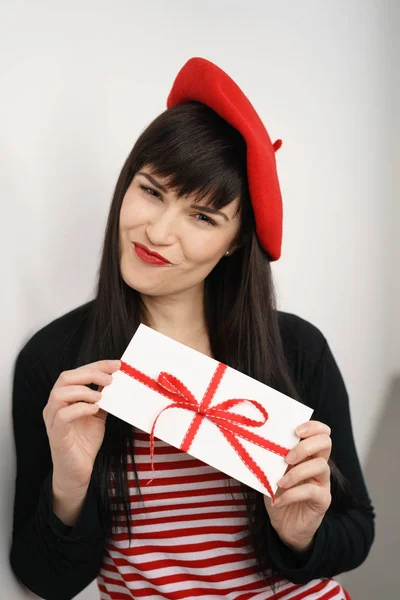 Χαρισματικός πανέμορφη νεαρή γυναίκα με μια κάρτα δώρου — Φωτογραφία Αρχείου