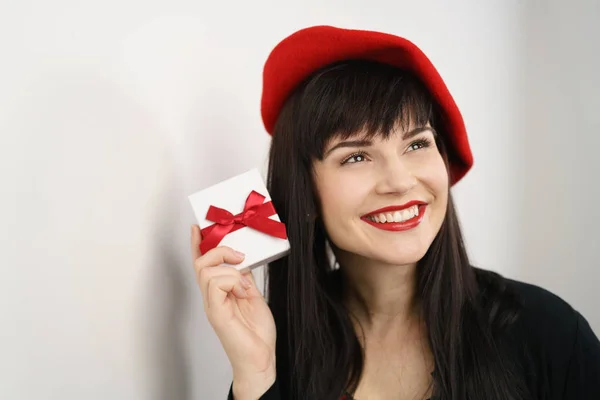 Romantica giovane donna in possesso di un regalo di San Valentino — Foto Stock