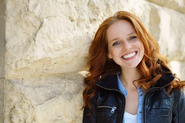 Mulher jovem bonito com um sorriso amigável feliz — Fotografia de Stock