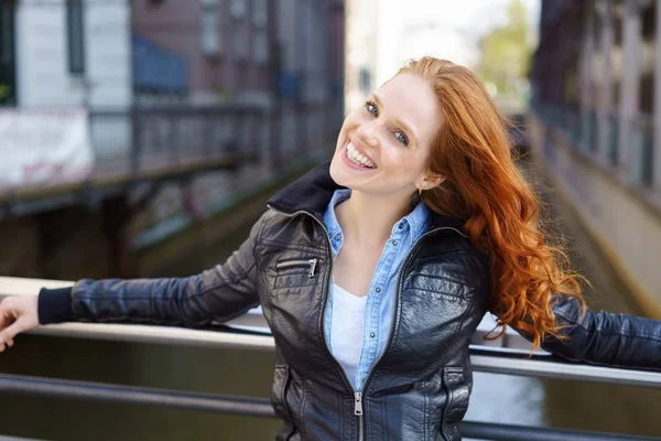 Carino carismatico giovane rossa donna — Foto Stock