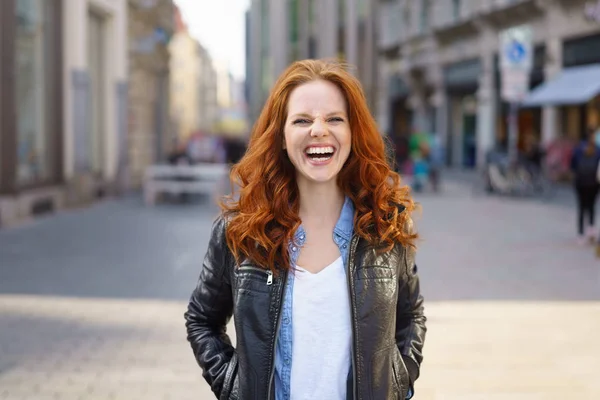 Humorous young woman enjoying a good laugh — Stock Photo, Image