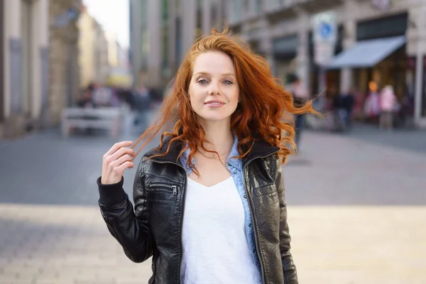 Bonito pert jovem mulher com um quizzical expressão — Fotografia de Stock