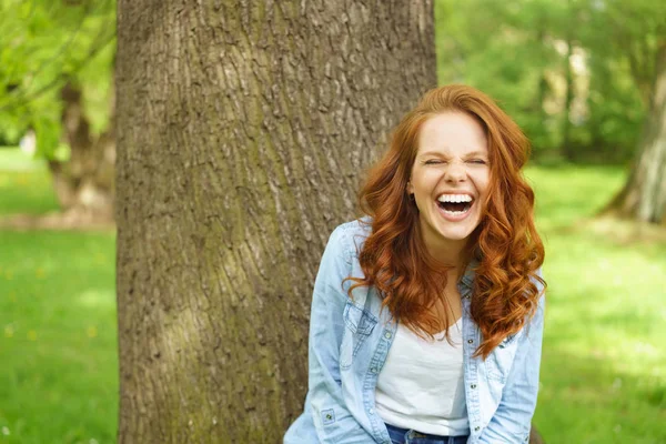 Ridere giovane donna godendo di una buona battuta — Foto Stock