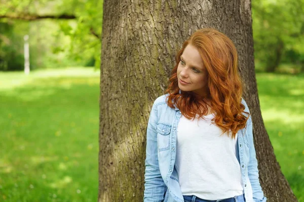 Allvarlig ung kvinna titta på något intensivt — Stockfoto