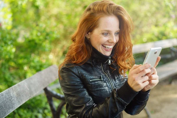 Heureuse femme souriante lisant un message texte — Photo