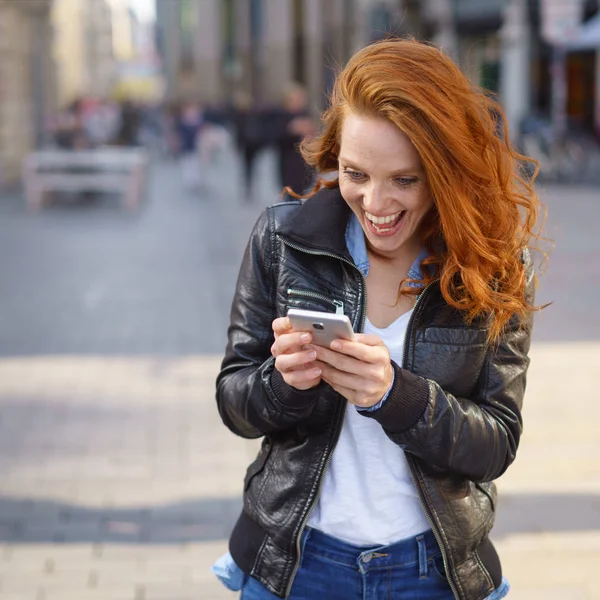 Enthousiast jonge vrouw reageren op goed nieuws — Stockfoto