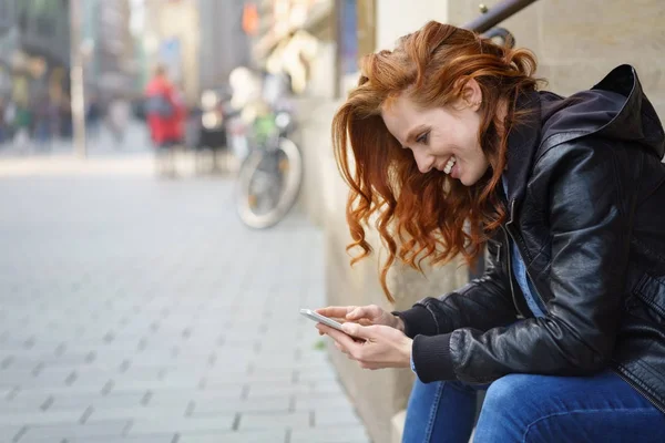 Atrakcyjna kobieta sprawdzania jej wiadomości mobilnych — Zdjęcie stockowe