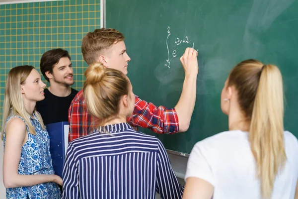 Groep studenten werken samen aan een probleem — Stockfoto