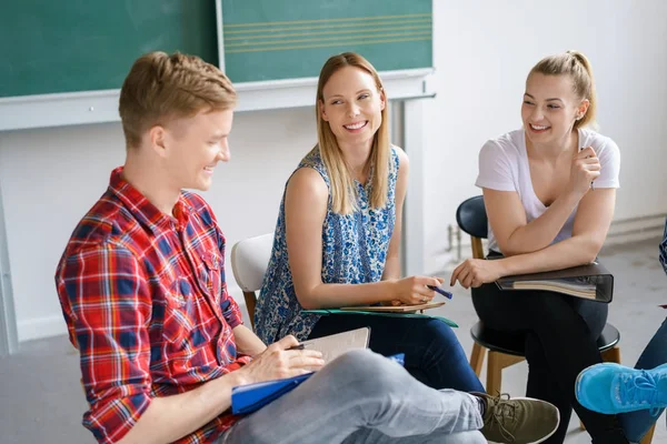 Lächelnde Junge Studenten Bei Gruppendiskussion Klassenzimmer — Stockfoto