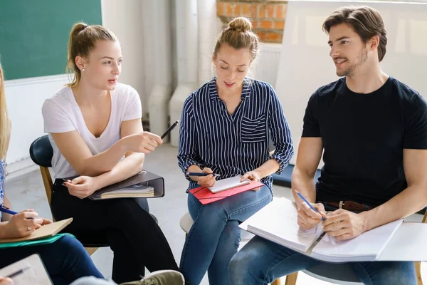 Incontro Affari Con Moderni Lavoratori Occasionali Seduti Cerchio — Foto Stock