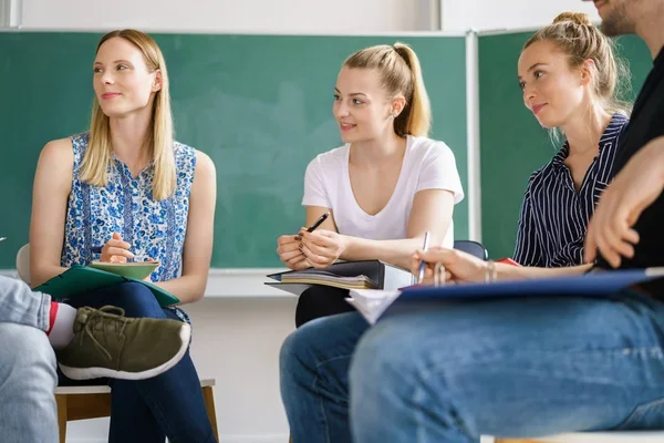 Drei Junge Frauen Einem Geschäftstreffen Sitzen Gruppiert Auf Stühlen — Stockfoto