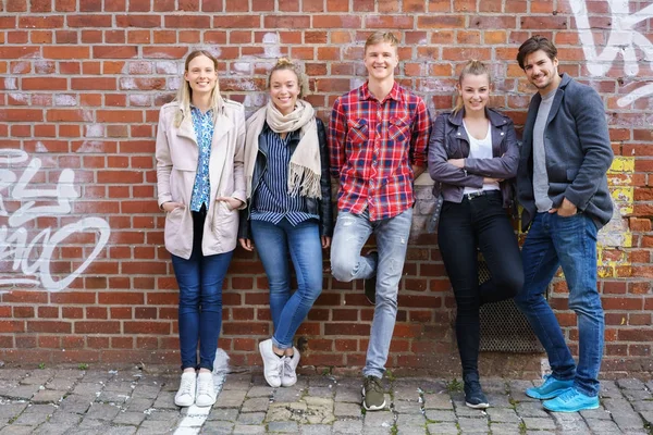 Feliz grupo descontraído de jovens estudantes — Fotografia de Stock