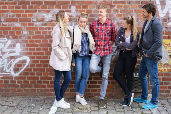 Groep casual jonge vrienden opknoping in de stad — Stockfoto