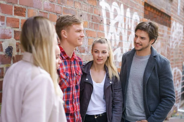 Grupo de jovens amigos estudantes conversando de pé — Fotografia de Stock