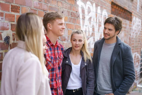 Grupa przyjaciół młody student stojący na czacie — Zdjęcie stockowe