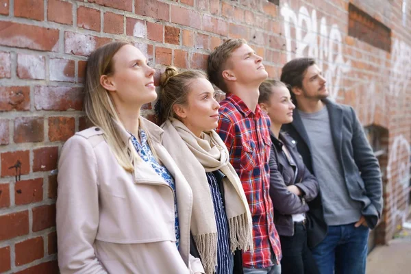 Groep doordachte universiteitsstudenten — Stockfoto