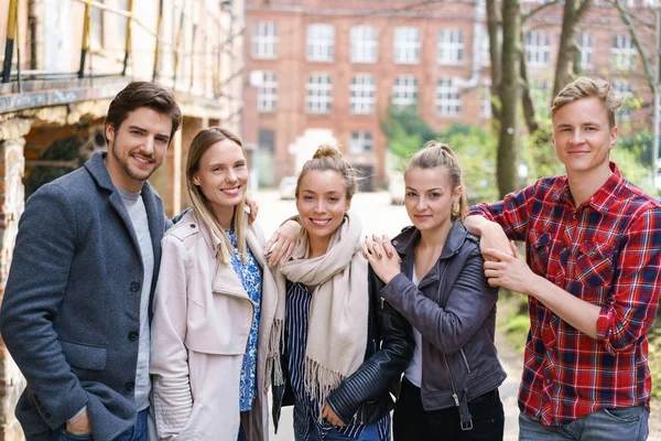 Groupe de jeunes adultes heureux et détendus — Photo