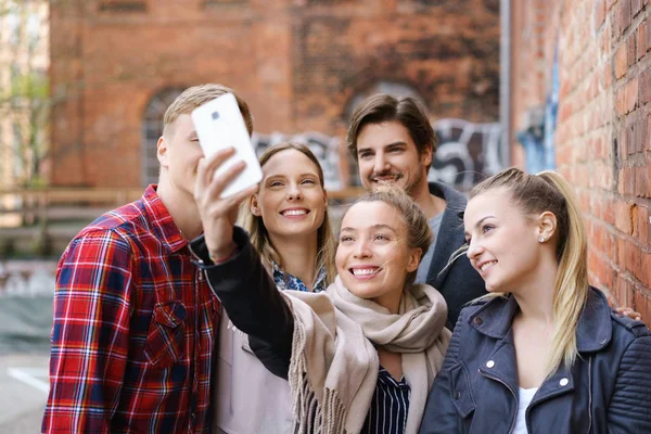 Grupa studentów, biorąc ich selfie — Zdjęcie stockowe