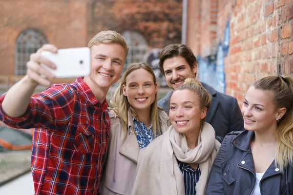 Groep universiteitsstudenten poseren voor een selfie — Stockfoto