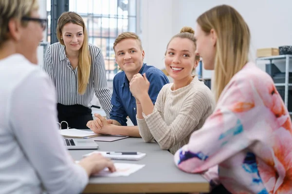 Jonge bedrijf team met een bijeenkomst — Stockfoto