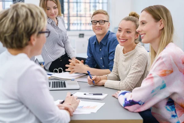 Groep van gemotiveerde jonge zakenlui — Stockfoto