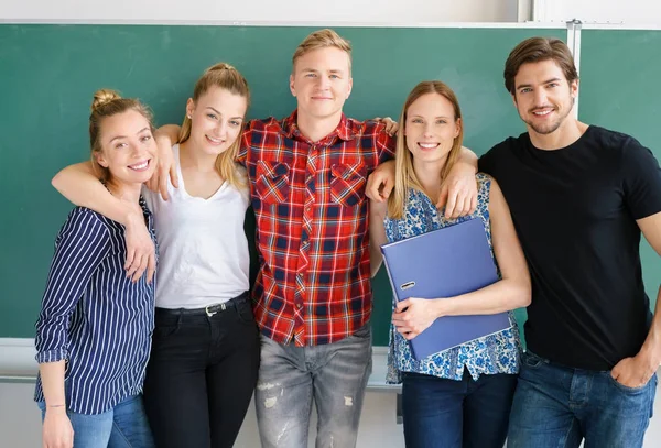 Grupo feliz de amigos estudantes na universidade — Fotografia de Stock