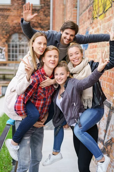 Zabawne kochający Grupa młodych studentów — Zdjęcie stockowe