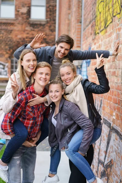 Jonge studenten hipster met plezier samen — Stockfoto
