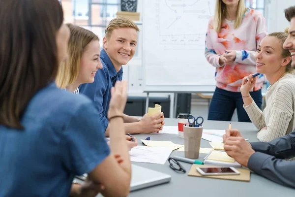 Selbstbewusster, freundlicher junger Geschäftsmann — Stockfoto