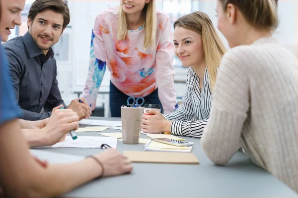 Vista ad angolo basso di un team in una riunione di lavoro — Foto Stock