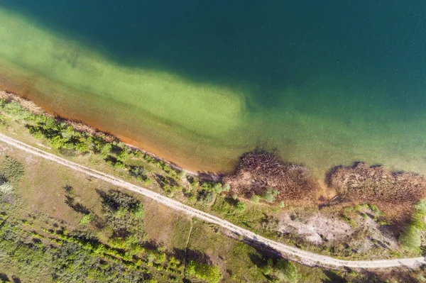 Vista aérea de una carretera en la costa o un lago —  Fotos de Stock