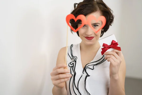 Giovane donna romantica con un regalo di San Valentino — Foto Stock