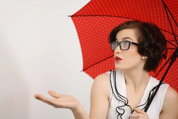 Jovem mulher teste para o tempo chuvoso — Fotografia de Stock