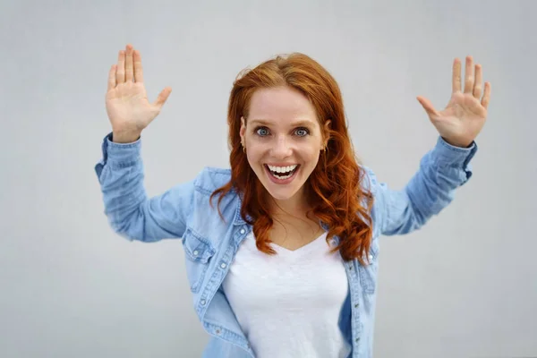 Excited young woman reacting in amazement — Stock Photo, Image