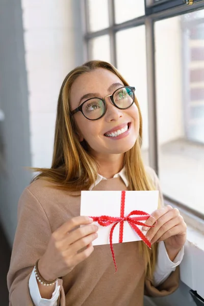 Mujer joven romanticismo sobre un regalo de San Valentín — Foto de Stock