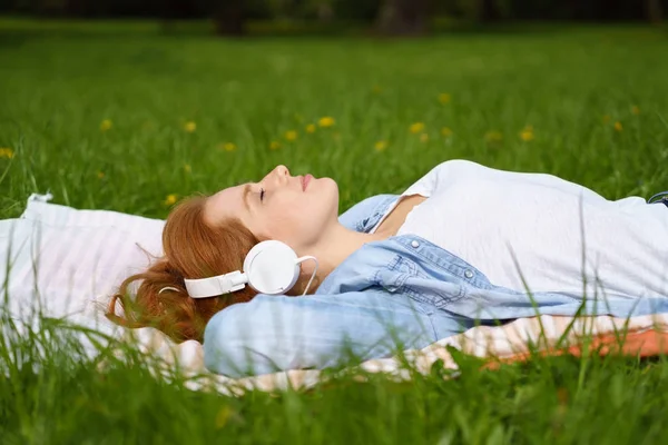 Young woman spending a restful day in the park — Stock Photo, Image