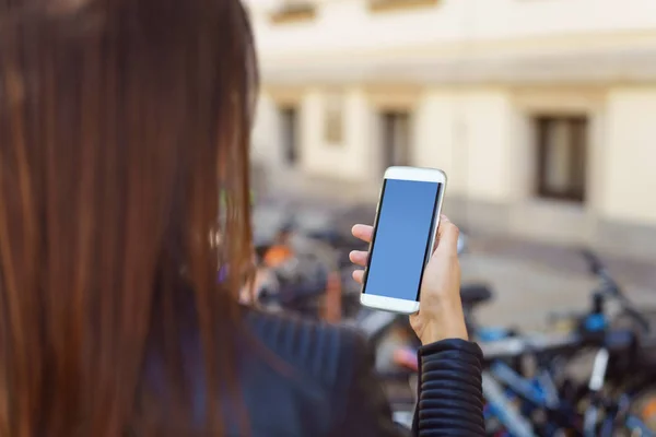 Donna in possesso di uno smartphone con schermo bianco — Foto Stock