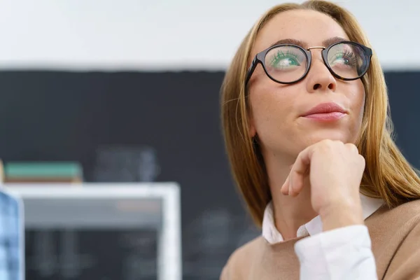 Nachdenkliche junge Geschäftsfrau schaut zu — Stockfoto