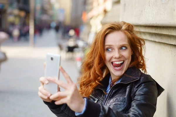 Söt ung kvinna tar hennes selfie — Stockfoto