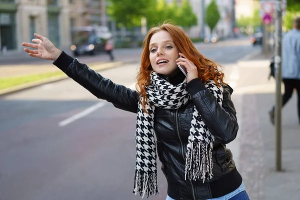 Trendy jonge vrouw meldplicht van een taxi — Stockfoto