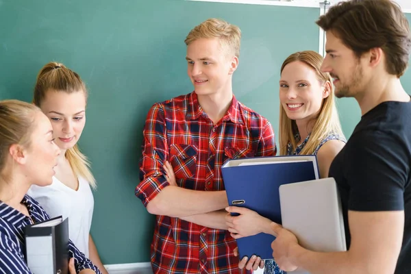 Gruppe junger Freunde unterhält sich in einem Klassenzimmer — Stockfoto