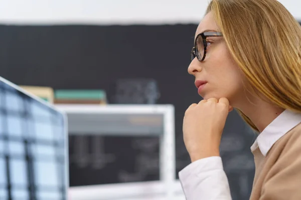 Joven empresaria reflexiva leyendo su pantalla —  Fotos de Stock