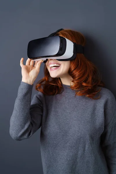 Żywy kobietę za pomocą zestaw wirtualnej rzeczywistości — Zdjęcie stockowe