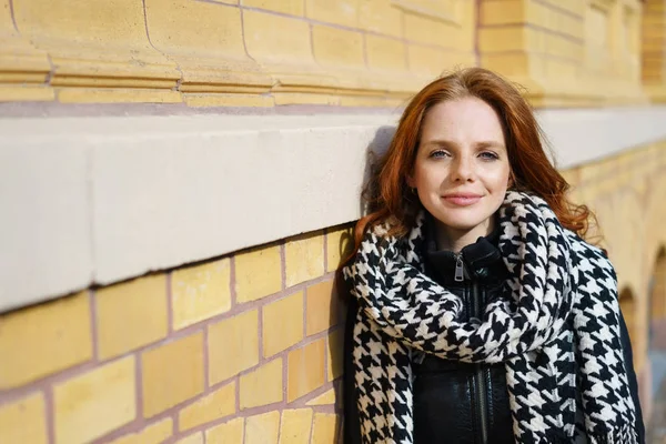 Amigável pensativo jovem ruiva mulher — Fotografia de Stock