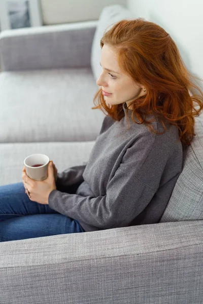 Mujer joven pensativo relajarse con café — Foto de Stock