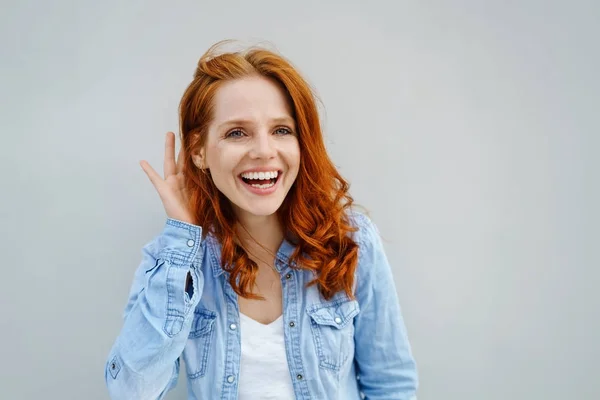 Skrattar unga kvinna som låtsas inte höra — Stockfoto