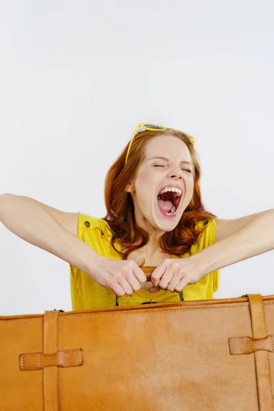 Ekstatische Frau startet in den Sommerurlaub — Stockfoto