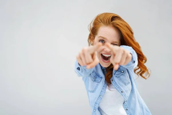 Rindo brincalhão mulher apontando para a câmera — Fotografia de Stock